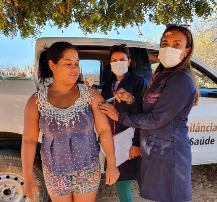 Jovens de comunidades distantes em Sento-Sé começam a ser vacinados