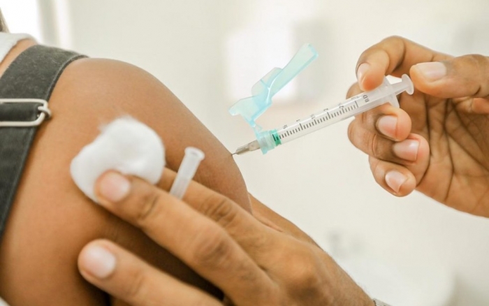Trabalhadores da educação, a partir de 18 anos, começam a ser vacinados contra Covid em Sento-Sé