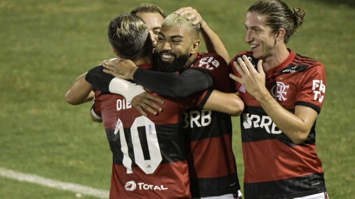 Flamengo goleia o Madureira e retoma a liderança