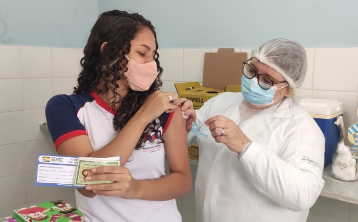 Adolescentes tomam primeira dose da vacina contra Covid-19 em Juazeiro