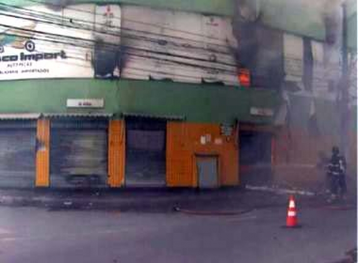 Loja de auto peças pega fogo na Avenida Vasco da Gama