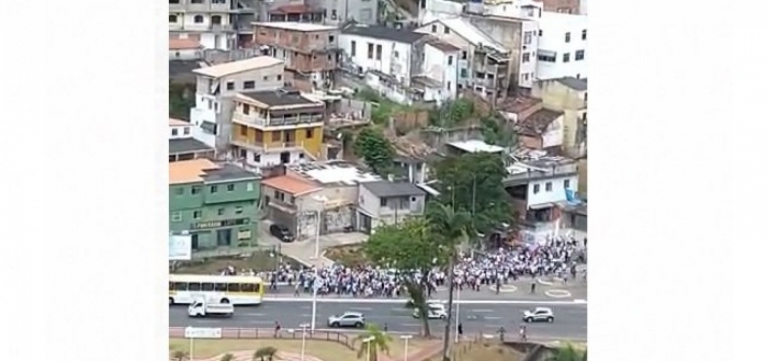 Por reajuste, agentes de saúde fecham Estação da Lapa e travam trânsito em Salvador