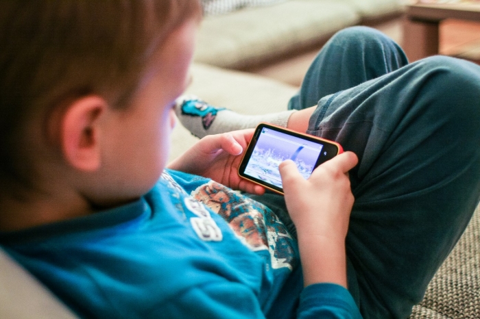 Estudo analisa associação entre exposição ao tempo de tela em crianças de 1 ano e o autismo