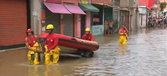 Chuva alaga bairros de Salvador e moradores são resgatados em botes