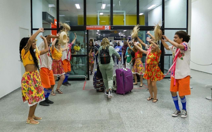 Turistas são recebidos no aeroporto e rodoviária de Petrolina com muito xote, xaxado e baião