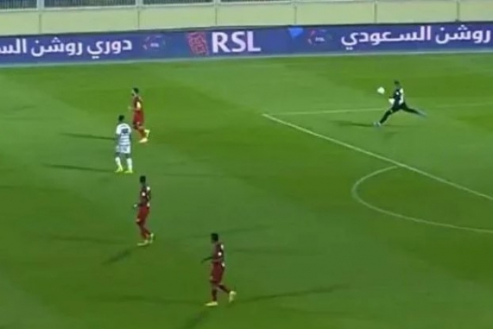 Goleiro faz gol improvável na Arábia Saudita e viraliza
