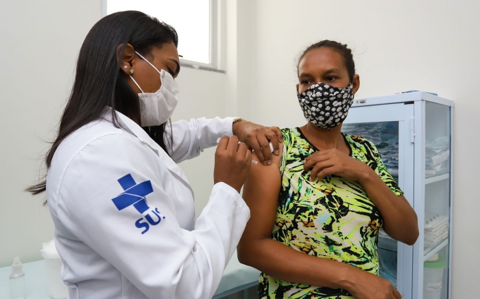 Secretaria de Saúde reforça importância da vacinação contra a COVID-19