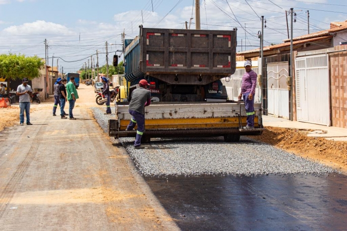 Distrito de Maniçoba recebe implantação de pavimentação asfáltica e comunidade comemora
