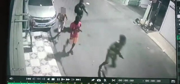 Câmeras de segurança flagram criança armada em meio a grupo encapuzado em Salvador