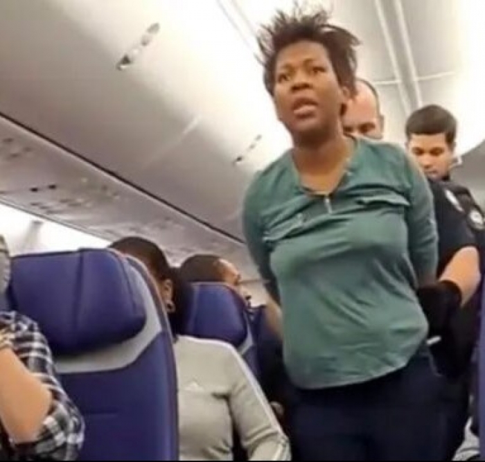 Mulher é presa após tentar abrir porta de avião em pleno voo: 'Jesus mandou'
