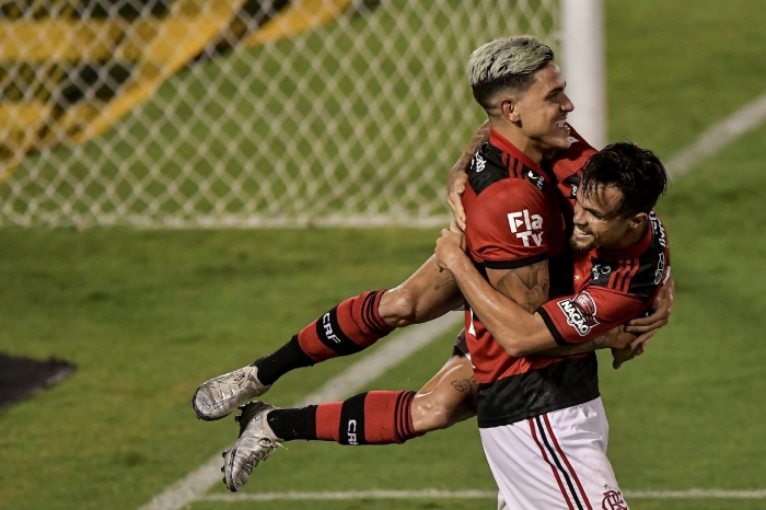 Pedro faz 03 gols pelo Flamengo e comemora : 