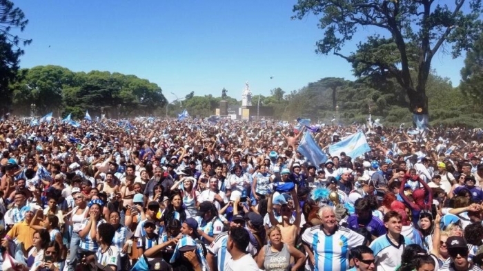 Torcedores argentinos fazem festa em Buenos Aires após tricampeonato