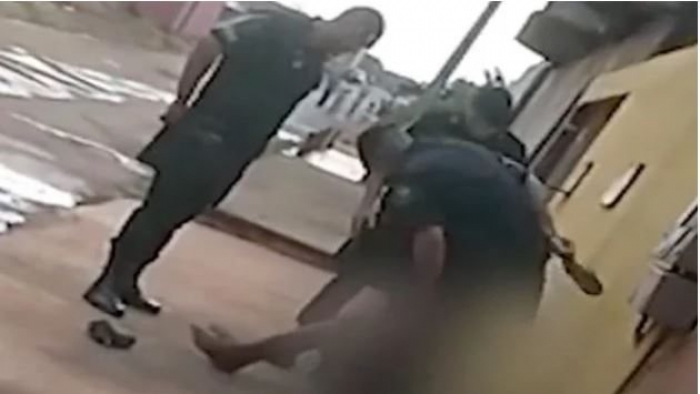 Policias agridem em morador de rua com socos, chutes e chineladas; veja vídeo