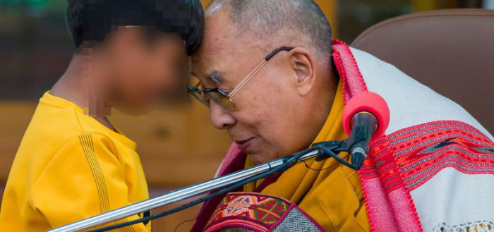 Dalai Lama se desculpa após pedir beijo de língua a criança e gerar polêmica