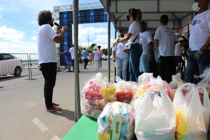 População marca presença no ‘Drive Thru Solidário’ para ajudar artistas de Juazeiro