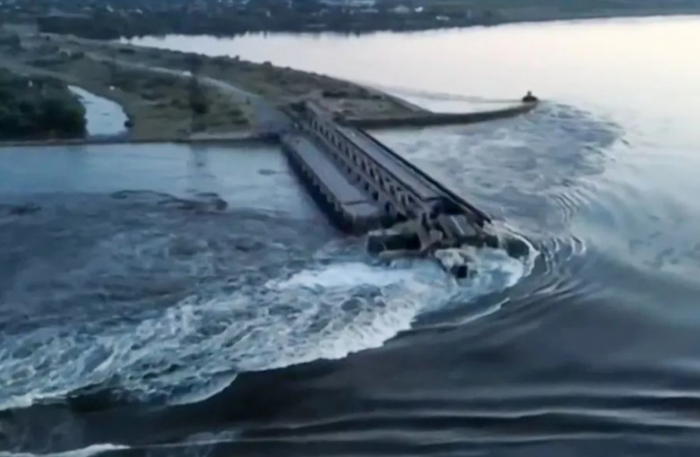 Explosão destrói barragem na Ucrânia e cidades podem ser inundadas