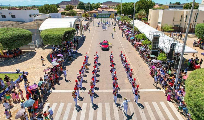 Desfile cívico movimenta as ruas centrais de Sento-Sé neste 7 de Setembro