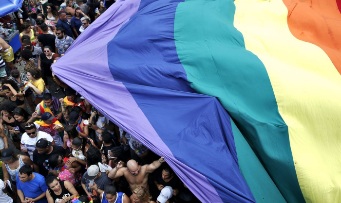 Comissão da Câmara aprova projeto que proíbe casamento homoafetivo; entenda
