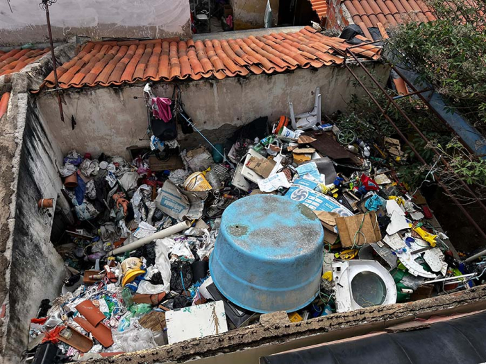 Prefeitura de Juazeiro realiza limpeza em frente à residência com acúmulo de entulho e lixo no bairro Alto da Maravilha