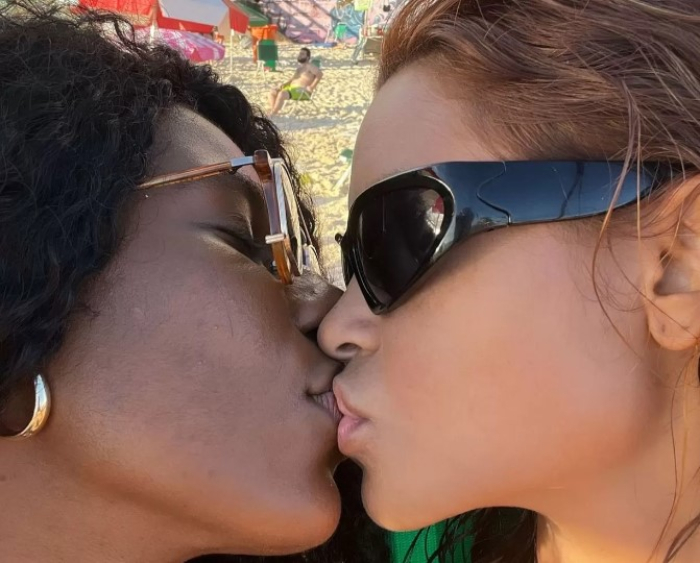 Lucy Alves e Indira Nascimento assumem namoro com foto de beijo na praia