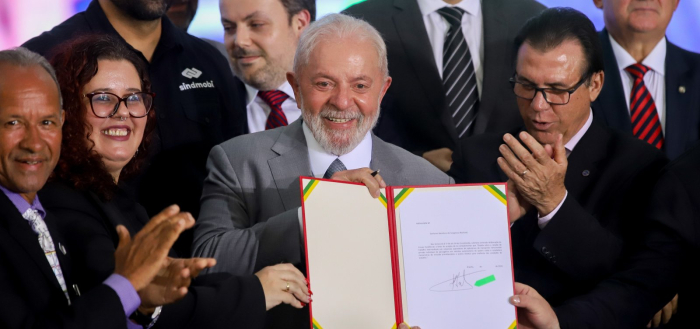 Lula assina projeto de lei que regula atuação dos motoristas de aplicativo no Brasil