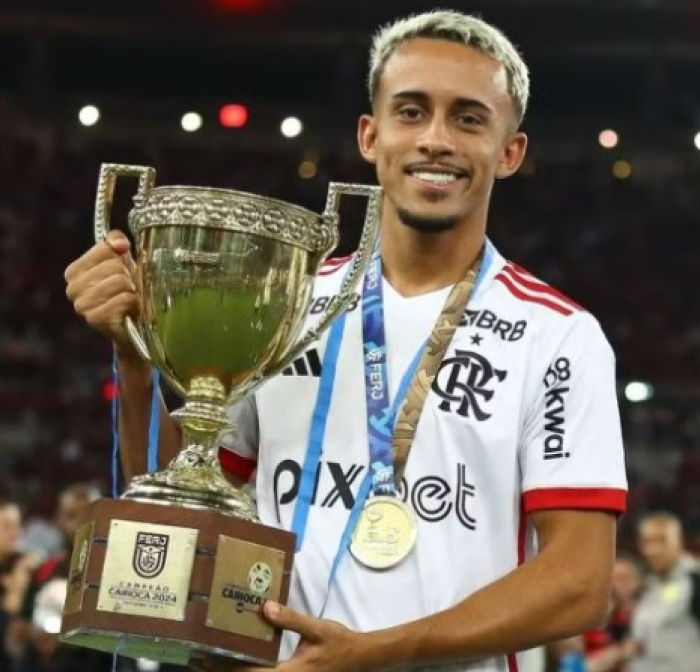 Jogador do Flamengo é assaltado saindo do Maracanã após título do Carioca e perde até a medalha