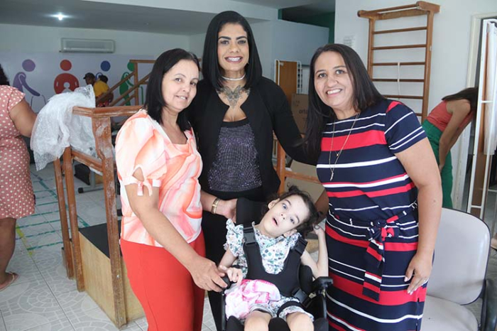 Pacientes com deficiência cadastrados no Cerpris em Juazeiro recebem cadeiras de rodas adaptadas