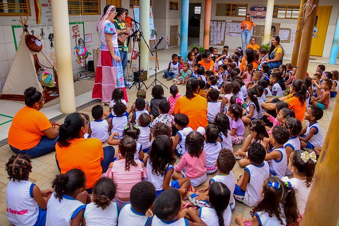 Contação de histórias encanta estudantes de escola municipal de Juazeiro no Dia Nacional da Literatura Infantil